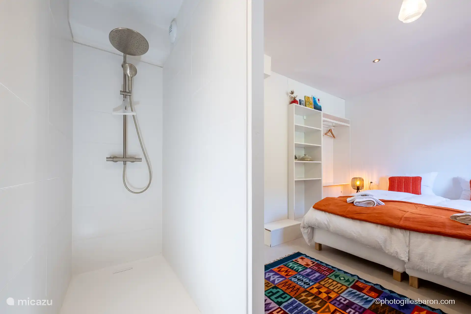 Doppelbett im Schlafzimmer oder zwei getrennte Betten – Dusche und Waschbecken