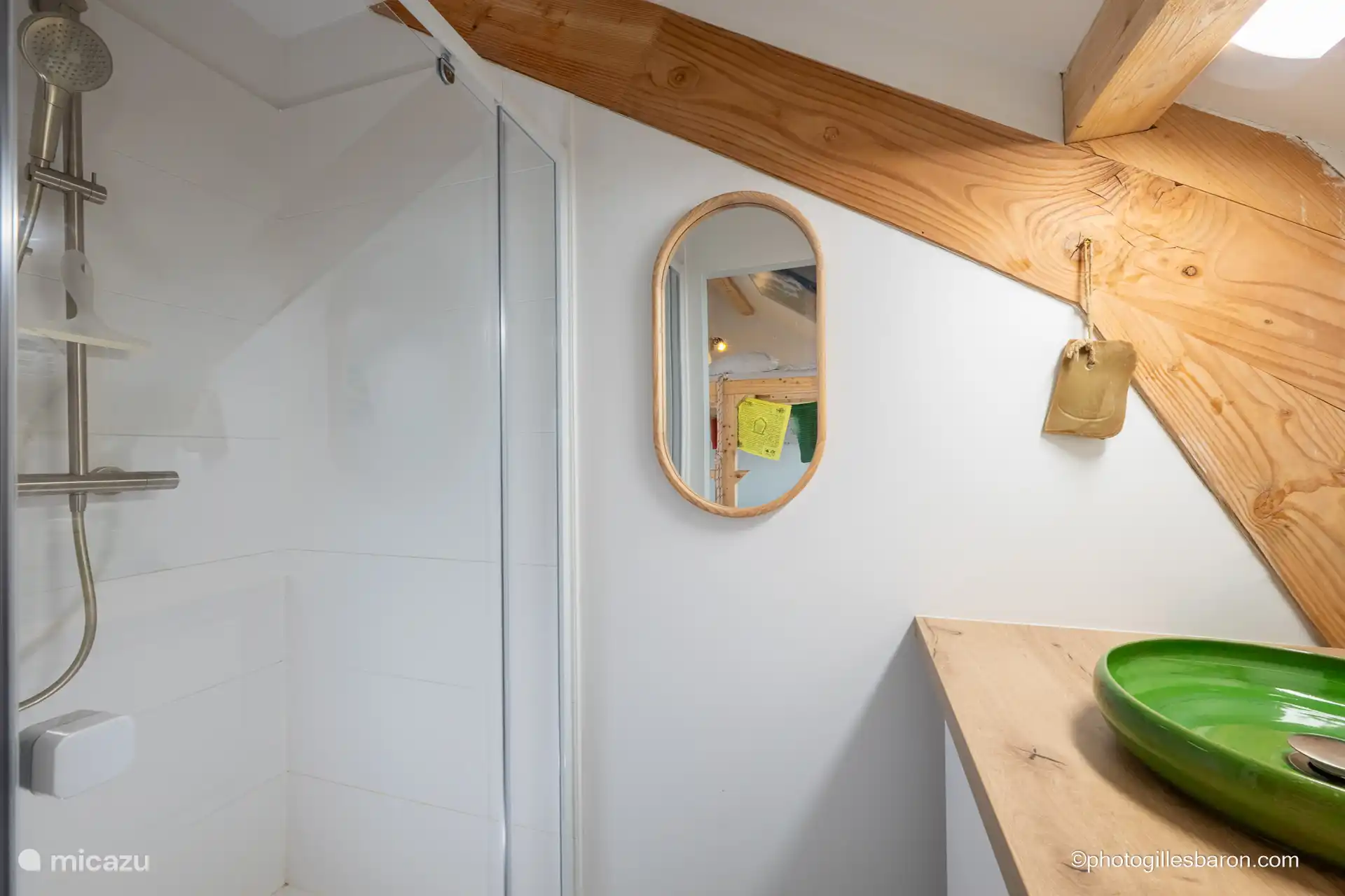 Doppelbett im Schlafzimmer + Einzelbett – Dusche und Waschbecken