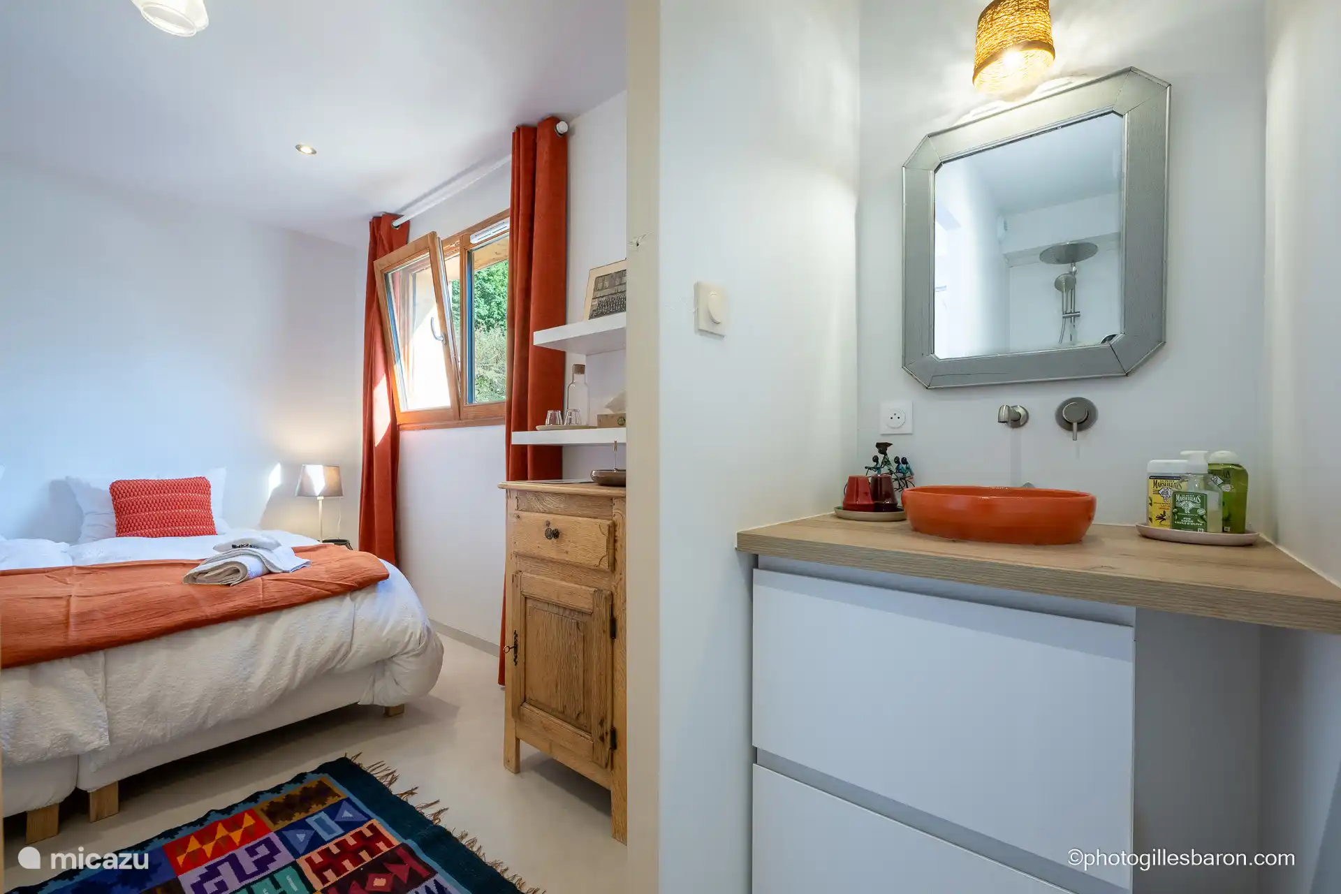 Doppelbett im Schlafzimmer oder zwei getrennte Betten – Dusche und Waschbecken