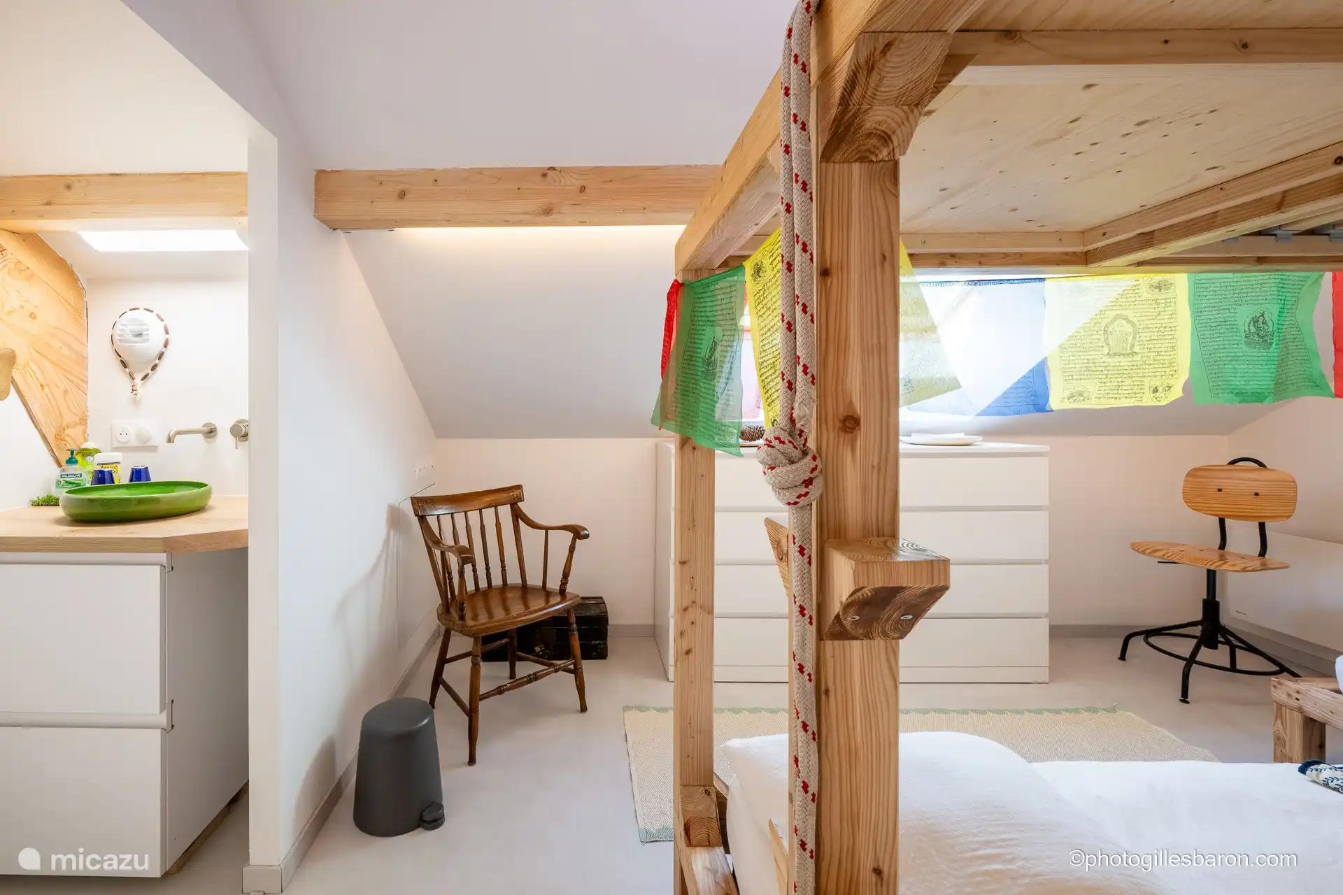 Doppelbett im Schlafzimmer + Einzelbett – Dusche und Waschbecken