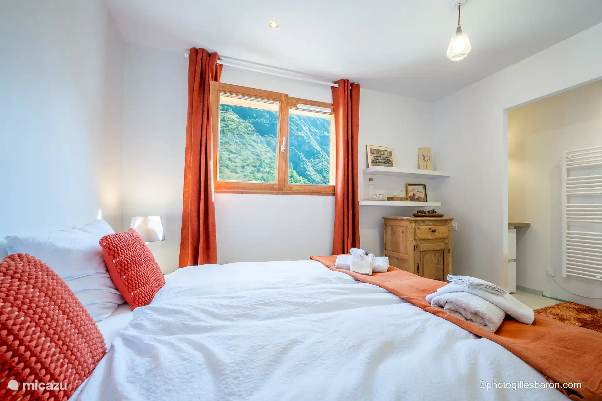 Doppelbett im Schlafzimmer oder zwei getrennte Betten – Dusche und Waschbecken