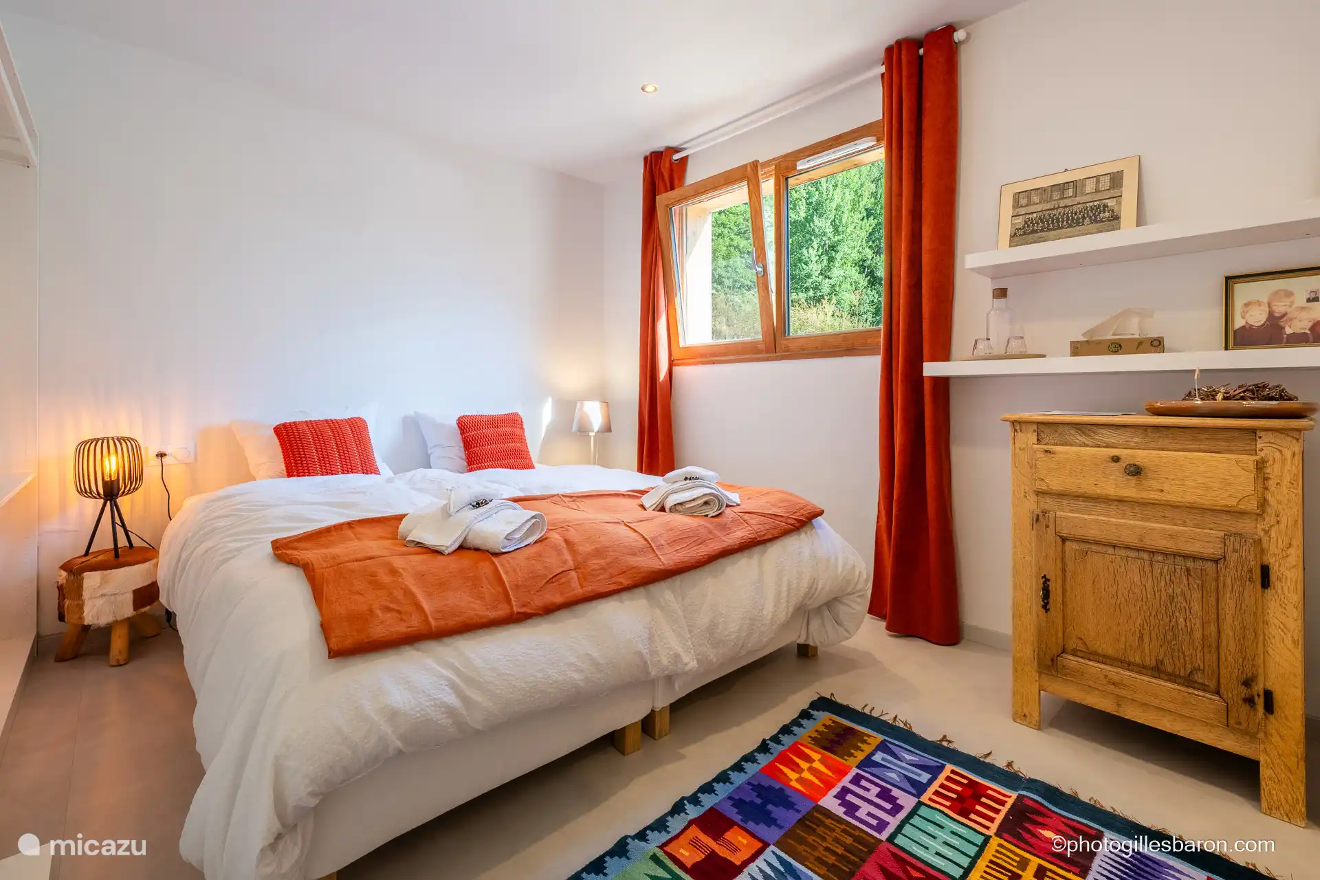Doppelbett im Schlafzimmer oder zwei getrennte Betten – Dusche und Waschbecken