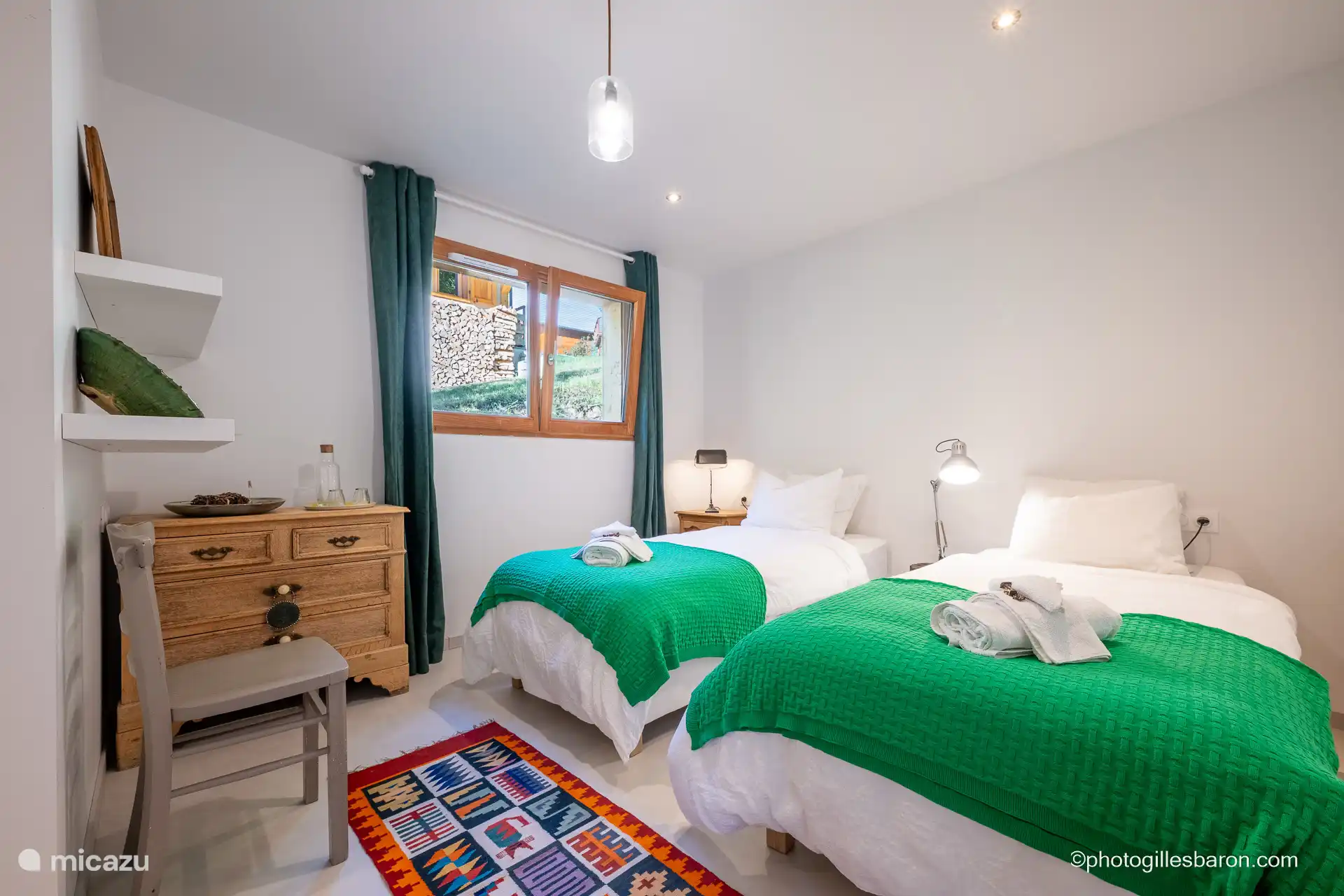 Doppelbett im Schlafzimmer oder zwei getrennte Betten – Dusche und Waschbecken