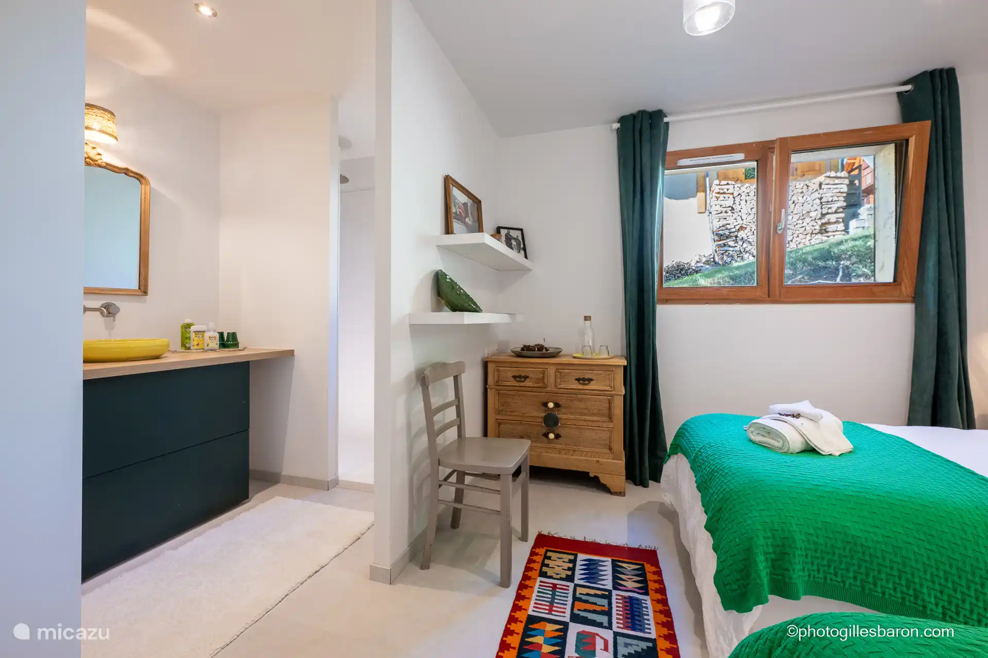 Doppelbett im Schlafzimmer oder zwei getrennte Betten – Dusche und Waschbecken