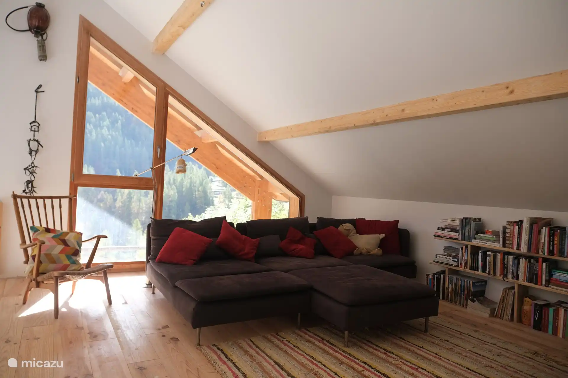 Im Obergeschoss befindet sich ein zweiter Salon mit einem schönen ausgestreckten Sofa.