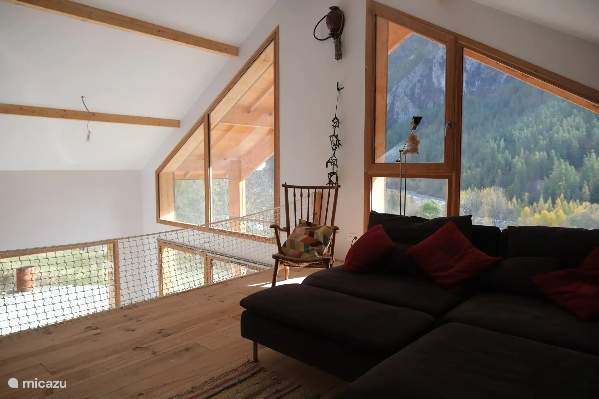 Große Fenster und viel Licht. Ideal zum Abschalten!