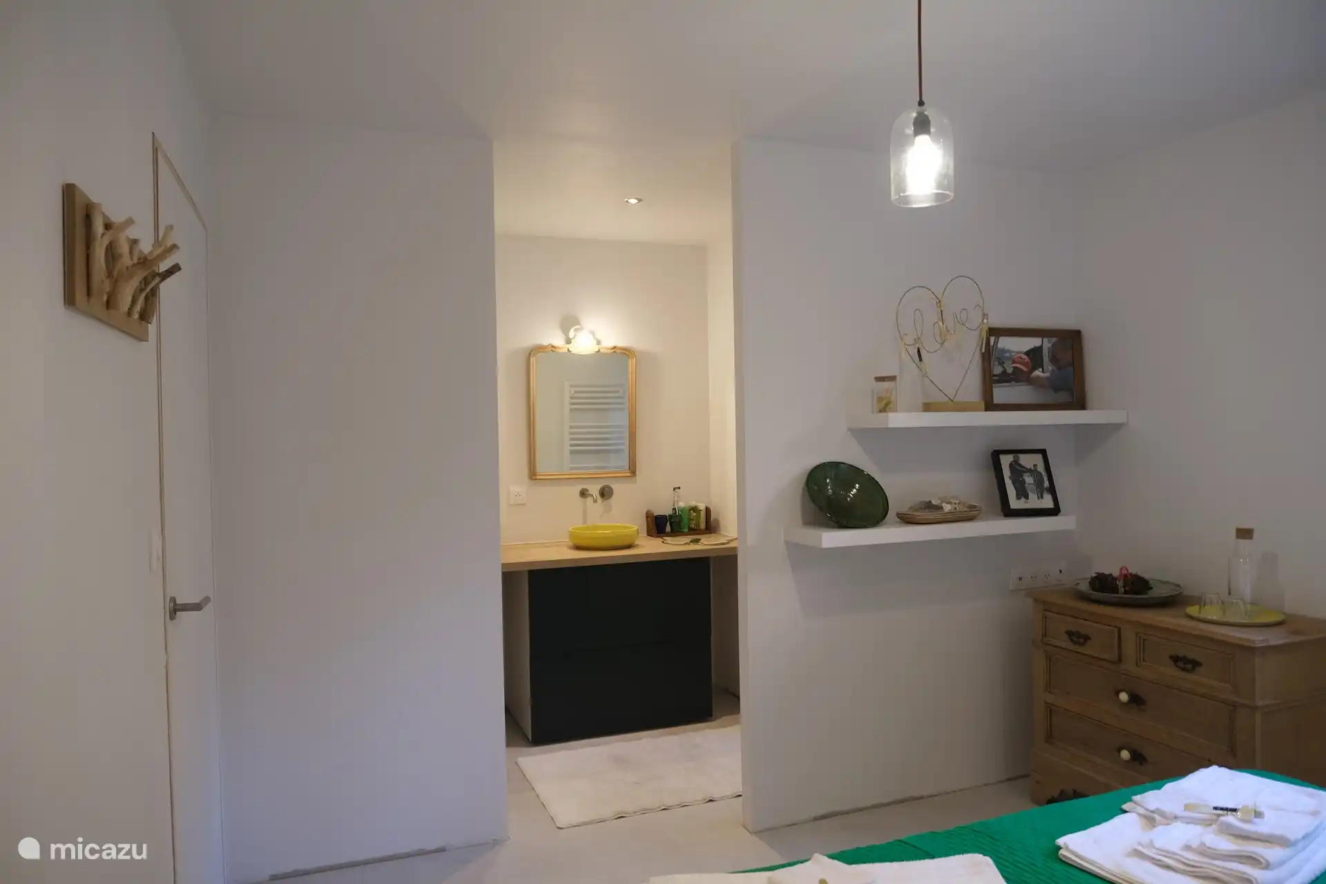 Geräumiges Zimmer mit eigenem Bad.