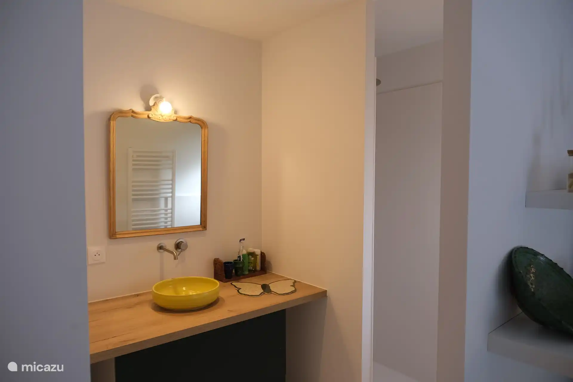 Geräumiges Badezimmer des Montagne-Zimmers mit ebenerdiger Dusche.