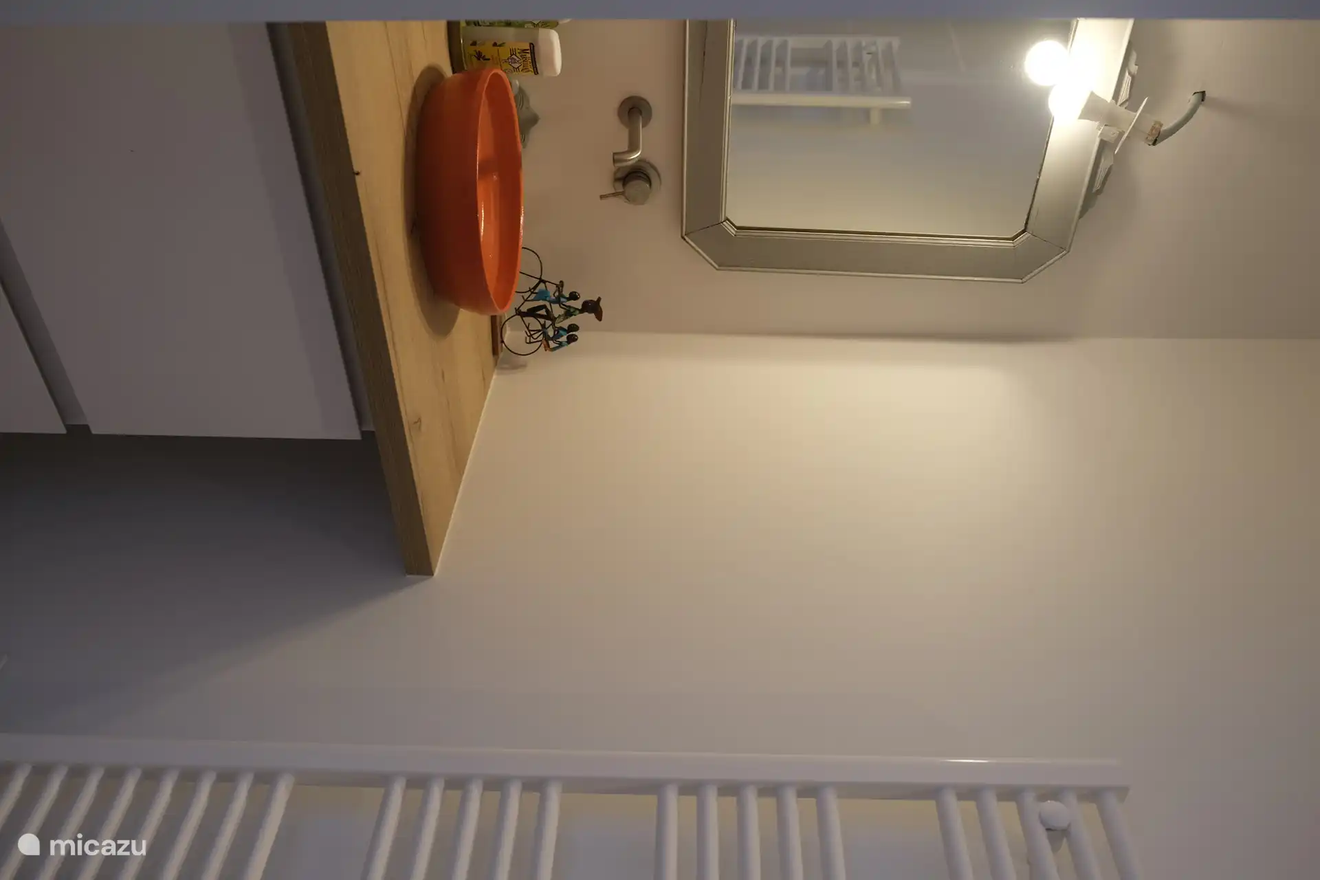 Badezimmer mit ebenerdiger Dusche aus dem Zimmer Prapic.