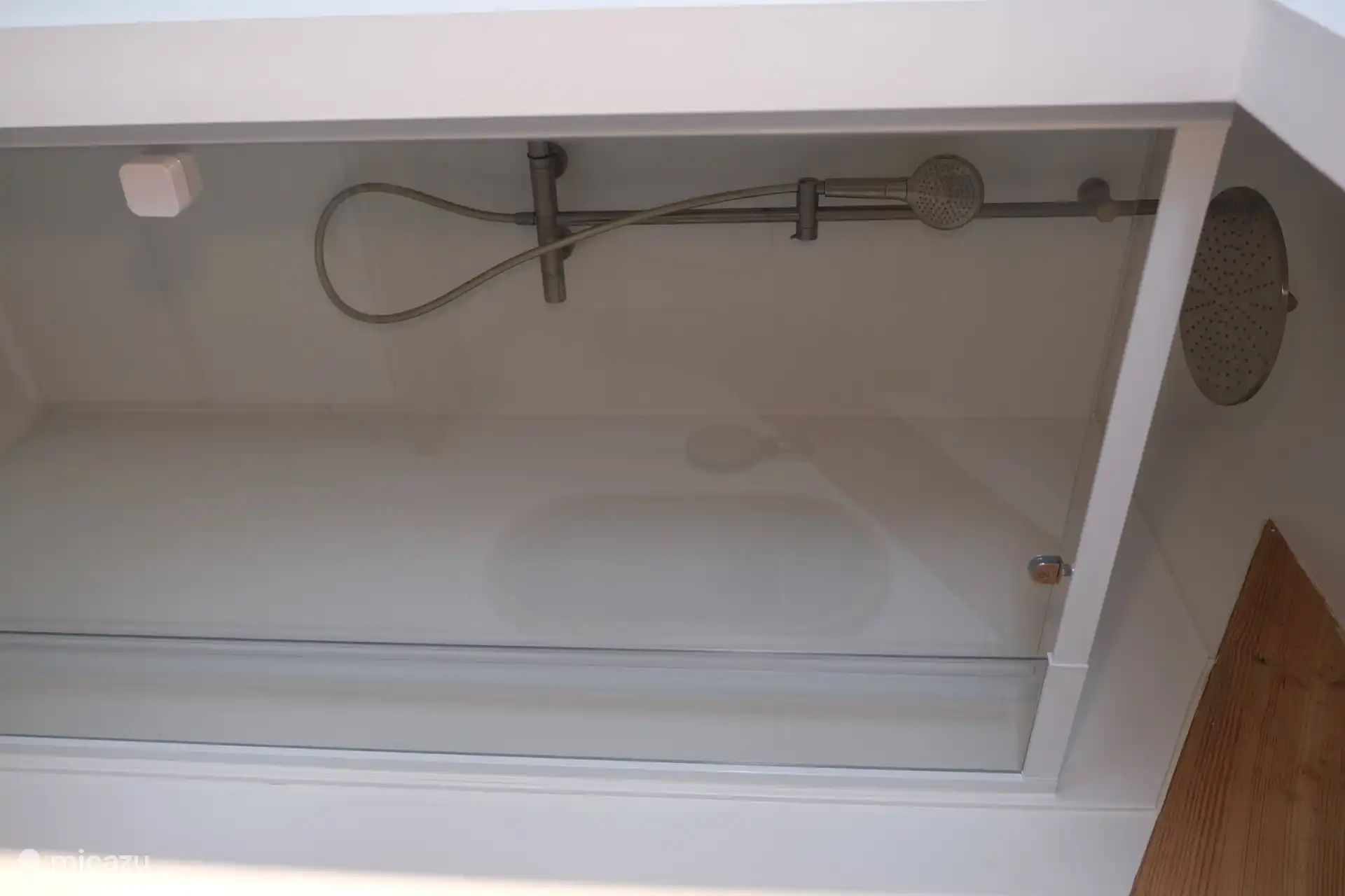 Duschkabine mit Regendusche und Handbrause im Refugium-Zimmer.