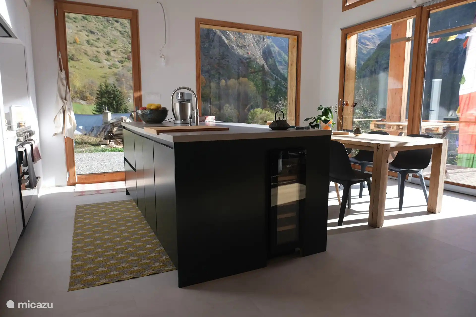 Für Weinliebhaber gibt es auch einen eingebauten Weinkühler.