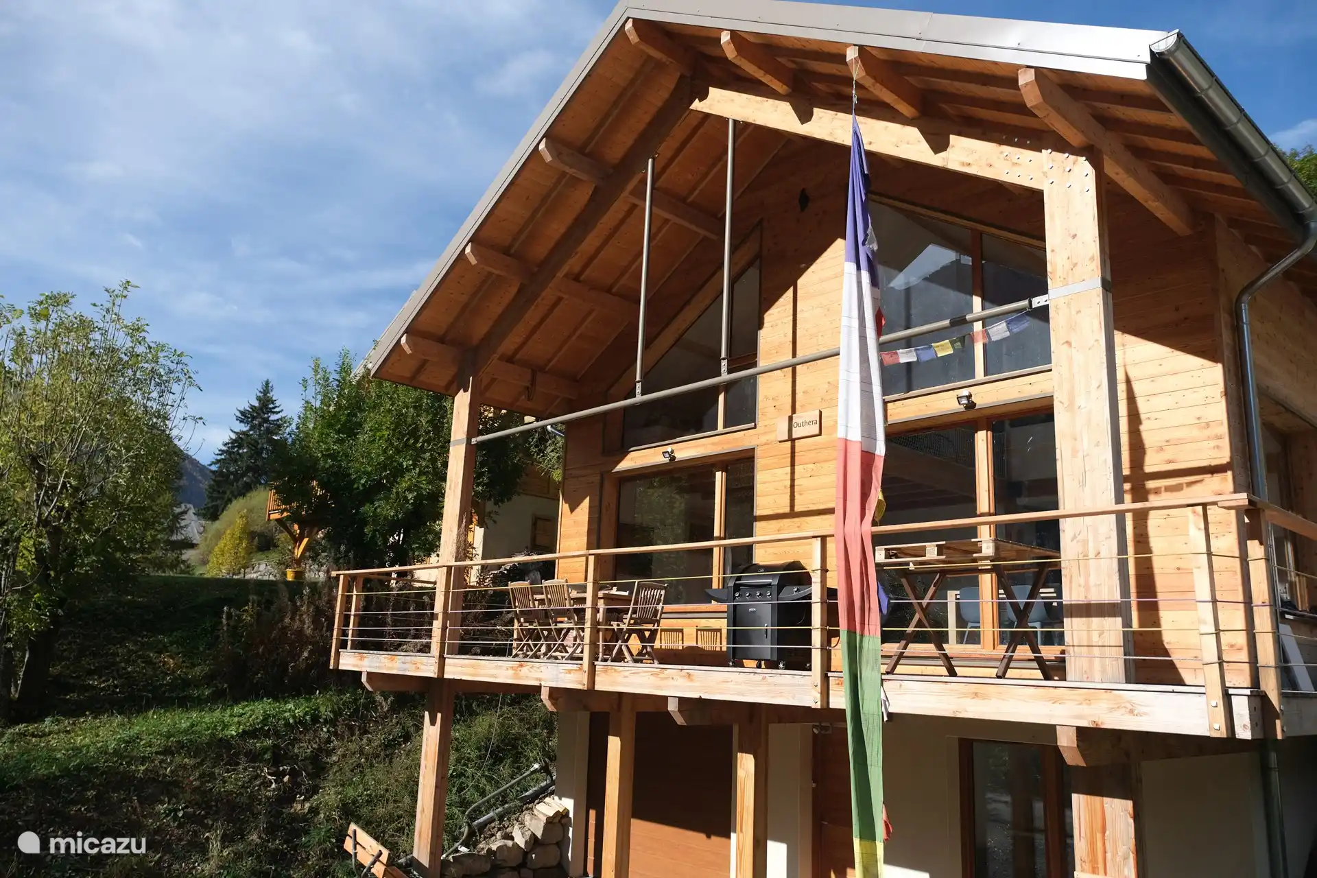 Terrasse mit Möbeln und Außenküche.