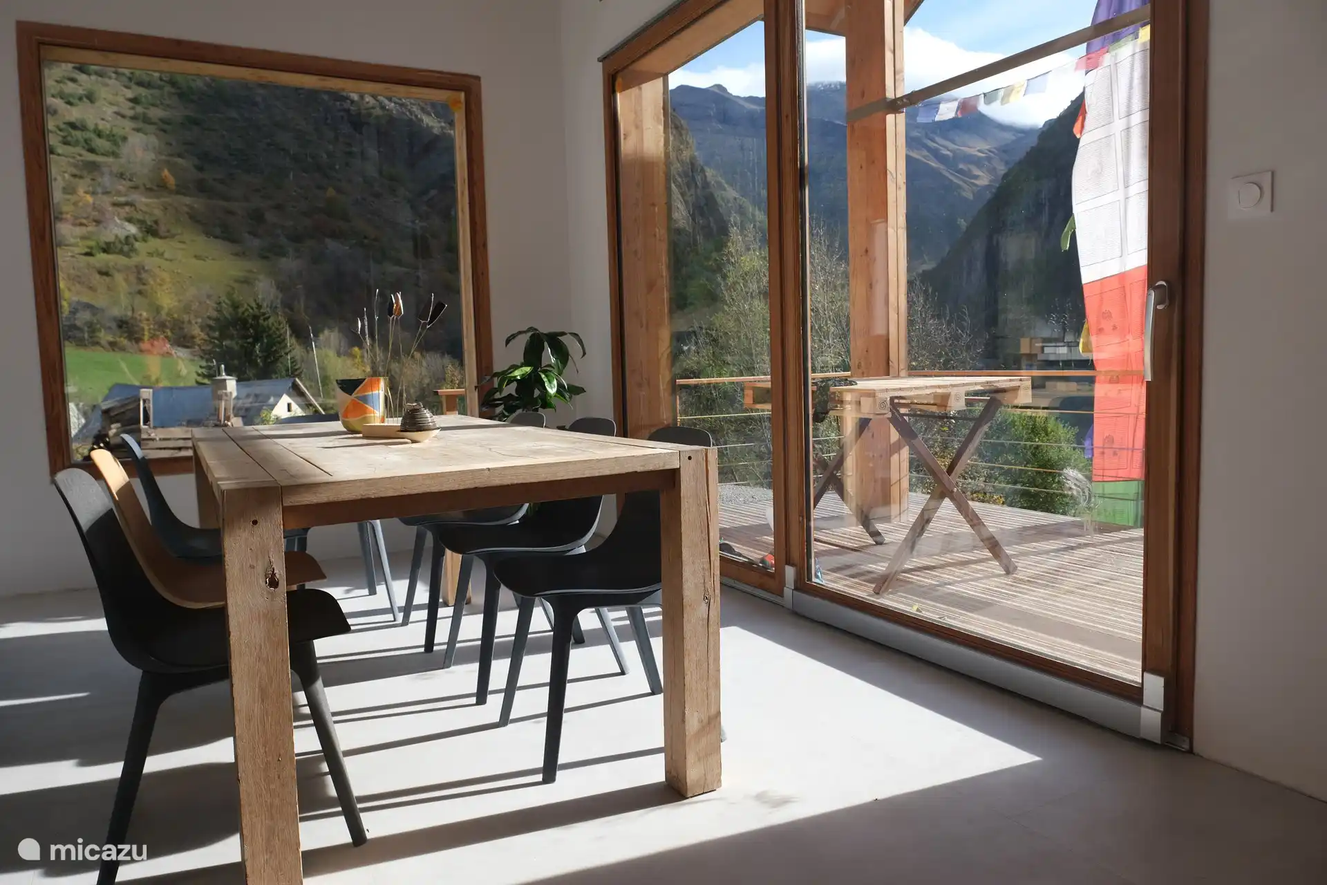 Gemütliches Esszimmer mit schönem Blick auf das Tal.