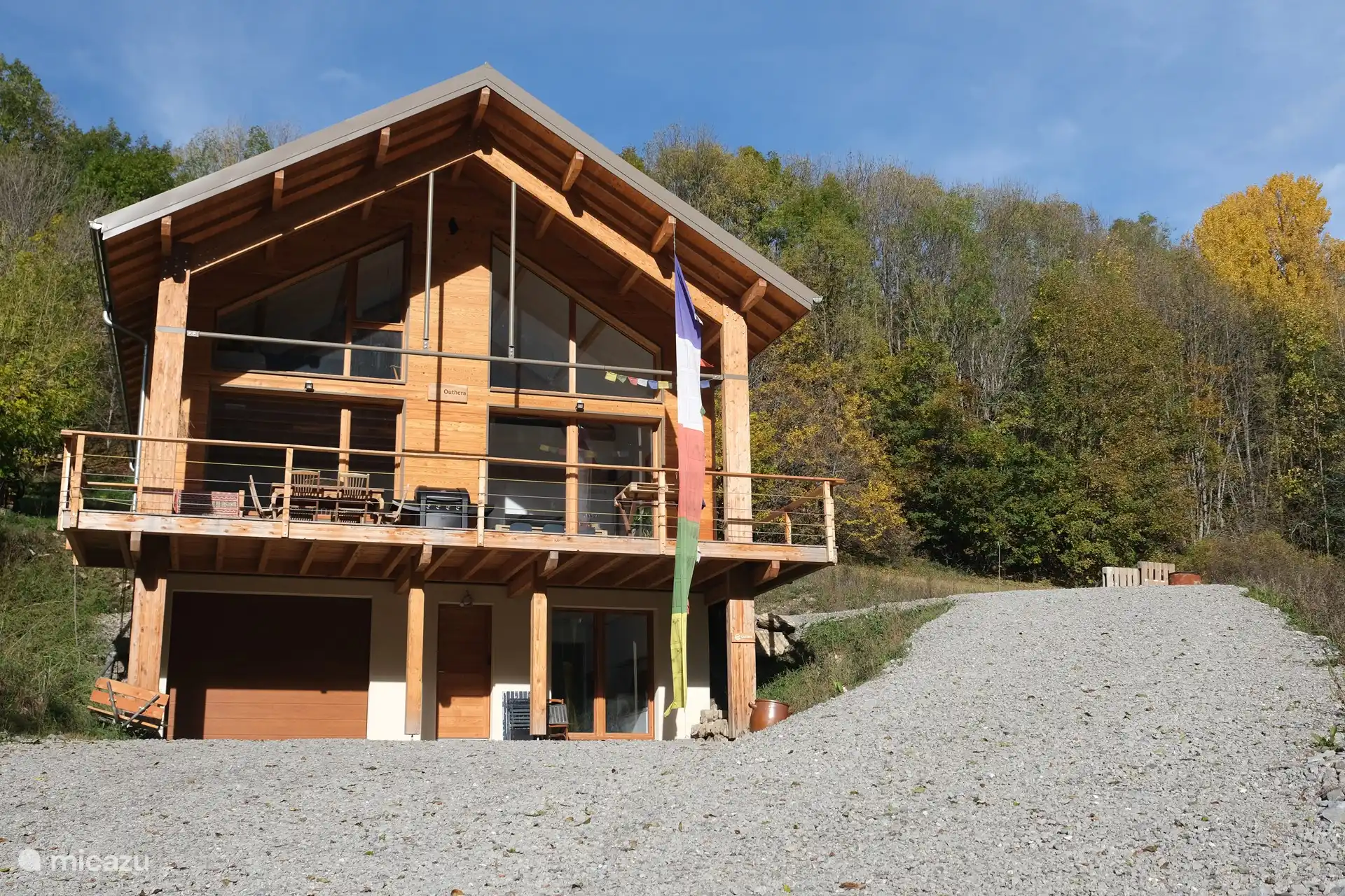 Geräumiger Privatparkplatz vor dem Maison Outhera.