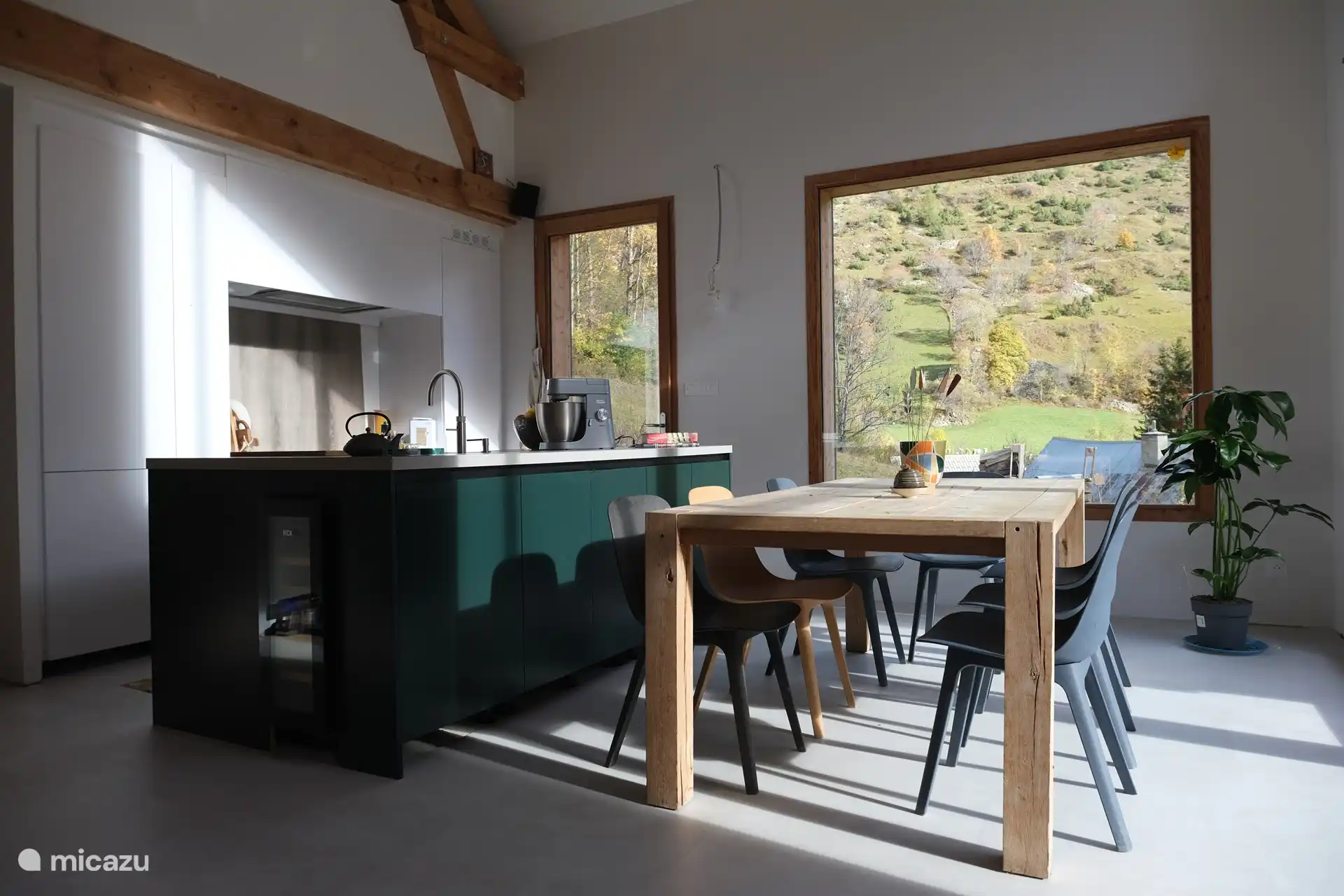Geräumige Küche und Essbereich mit allem modernen Komfort. Die Aussicht ist atemberaubend!