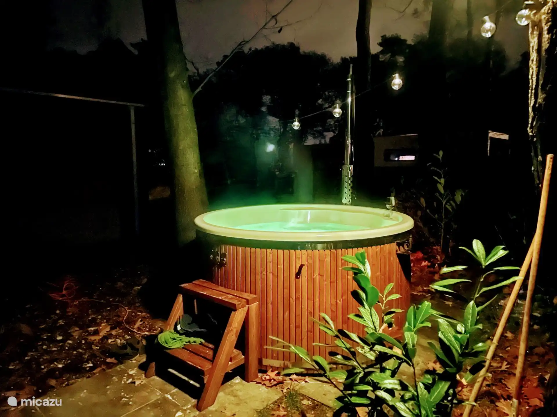 Whirlpool und kalte Badewanne (für Sommerabende) mit Blasen und Jetstreams