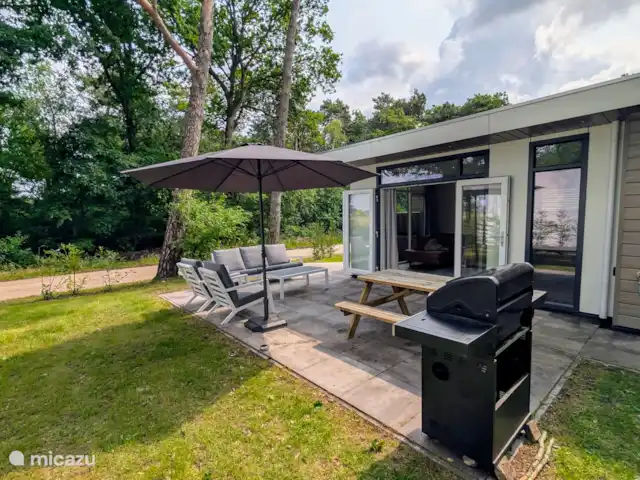 Forest Lodge + Bañera de hidromasaje - El Ciervo Verde en Países Bajos, Overijssel, Haarle - chalet Conjunto de salón + barbacoa