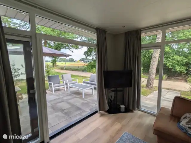 Forest Lodge + Bañera de hidromasaje - El Ciervo Verde en Países Bajos, Overijssel, Haarle - chalet Terraza de la sala de estar