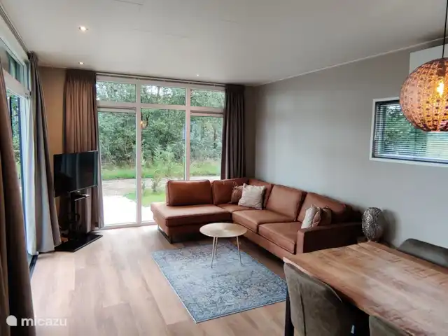 Forest Lodge + Bañera de hidromasaje - El Ciervo Verde en Países Bajos, Overijssel, Haarle - chalet Zona de estar con vistas a la pradera