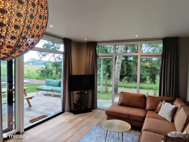 Forest Lodge + Bañera de hidromasaje - El Ciervo Verde en Países Bajos, Overijssel, Haarle - chalet Zona de estar con vistas a la pradera