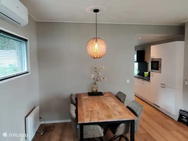 Forest Lodge + Bañera de hidromasaje - El Ciervo Verde en Países Bajos, Overijssel, Haarle - chalet Mesa de comedor con hermosas sillas (giratorias) para largas veladas de cerámica, juegos y deliciosas cenas