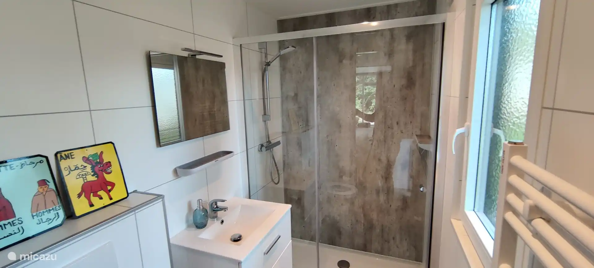 Geräumiges Badezimmer mit begehbarer Dusche