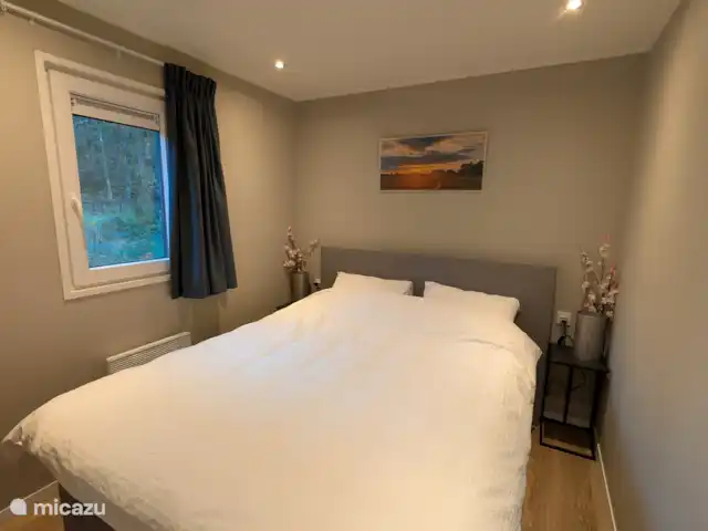 Forest Lodge + Bañera de hidromasaje - El Ciervo Verde en Países Bajos, Overijssel, Haarle - chalet Cama de hotel Van der Valk (caja sping 2 psersoons)