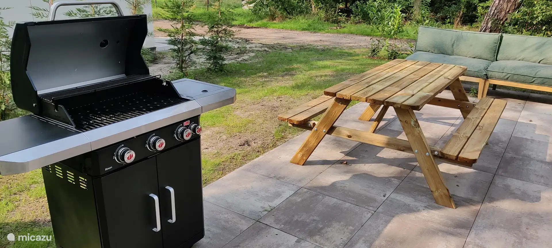 Gasgrill und Picknicktisch