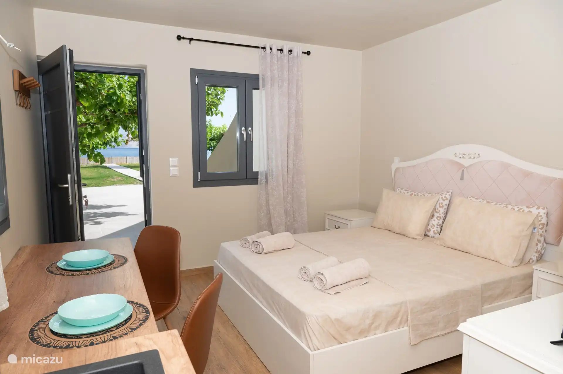 Studio Danai with king-size bed and beautiful sea and garden view