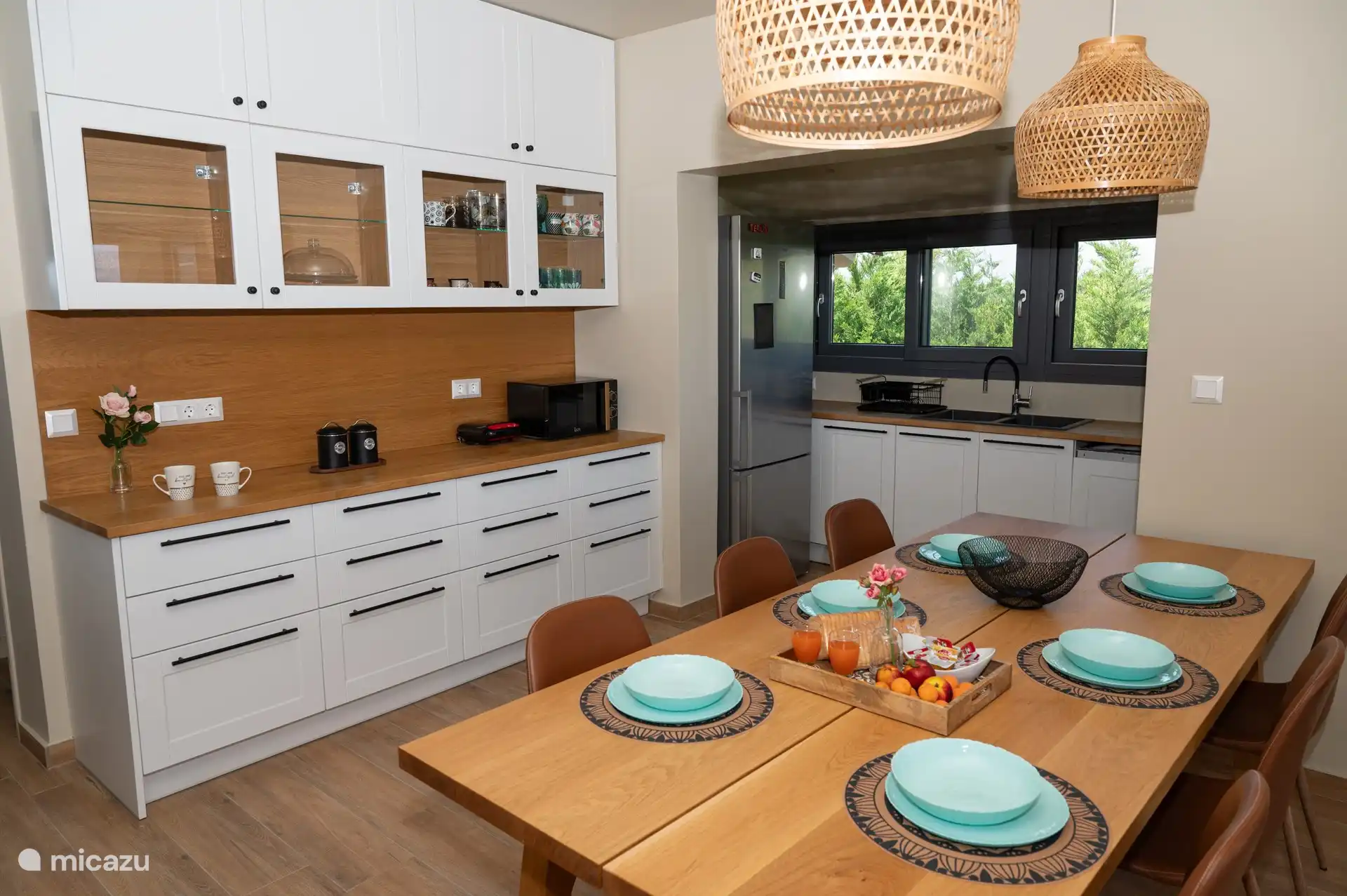 Fully equipped kitchen (refrigerator, Neff oven, dish washing machine, large wooden table, microwave, coffee maker, etc)