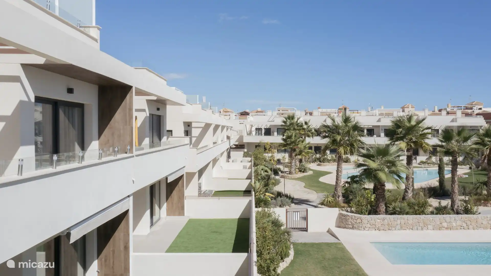 Foto tomada de la fase 2 del complejo con primero la piscina climatizada y a lo lejos la piscina 1
