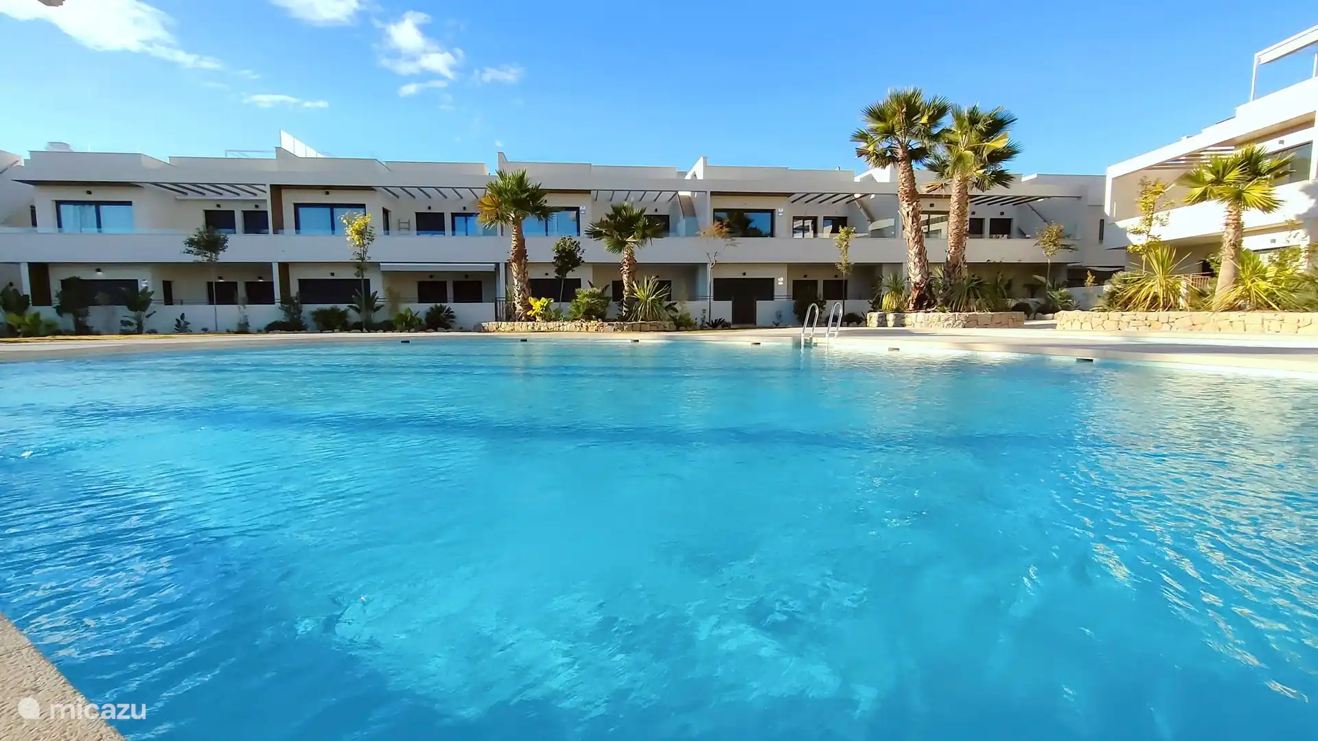 Vista desde encima de la piscina