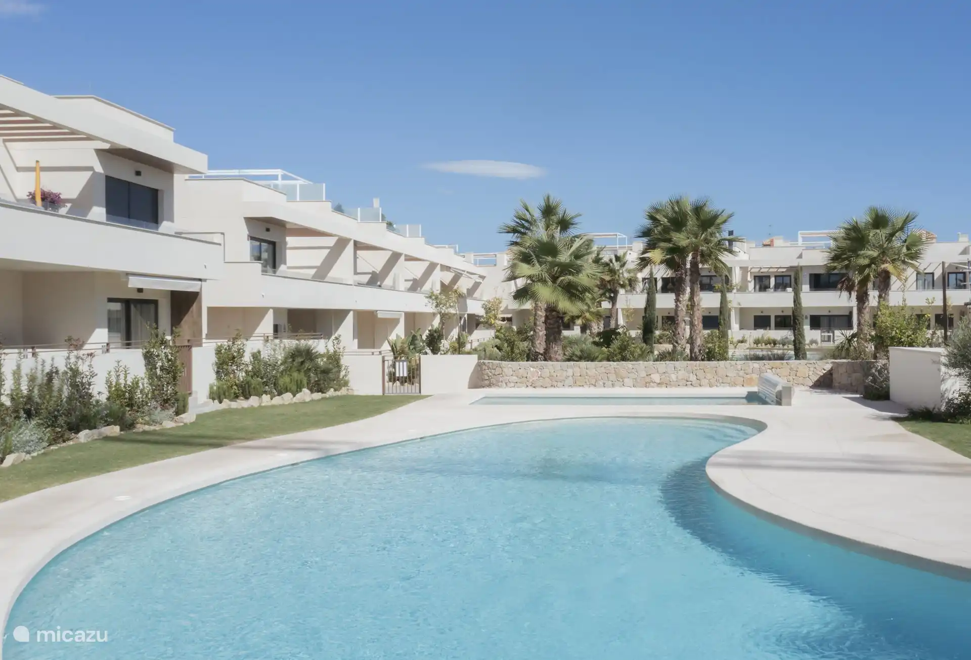 Gran piscina 2 con la piscina climatizada al lado