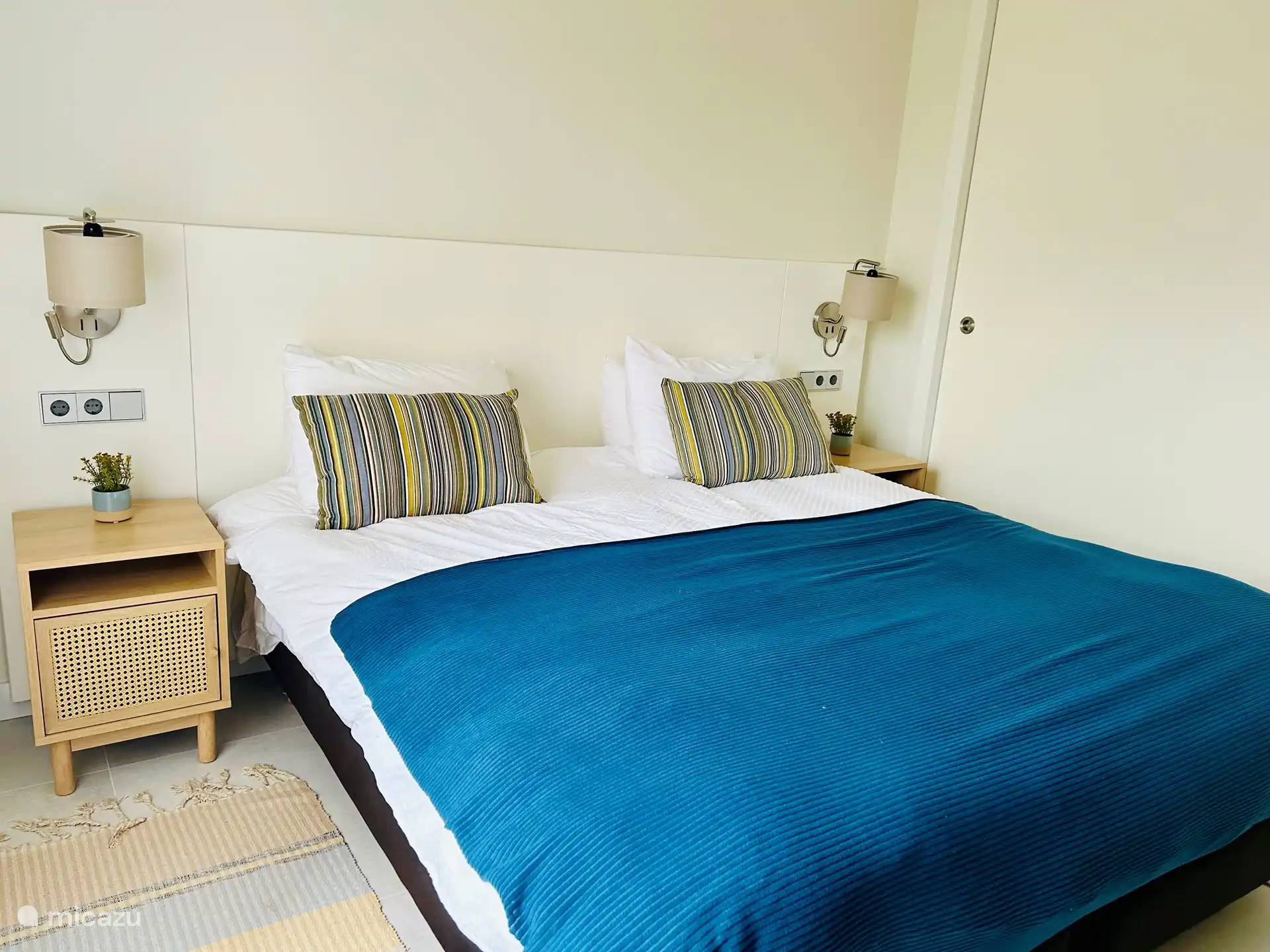 Master bedroom met 2 inbouwkasten met schuifdeuren