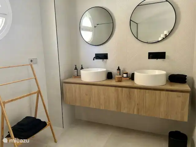Location de Vacances Espagne, Andalousie, Islantilla, appartement - Casa Solina La salle de bains spacieuse dispose d’un double vasque et d’une douche à l’italienne
