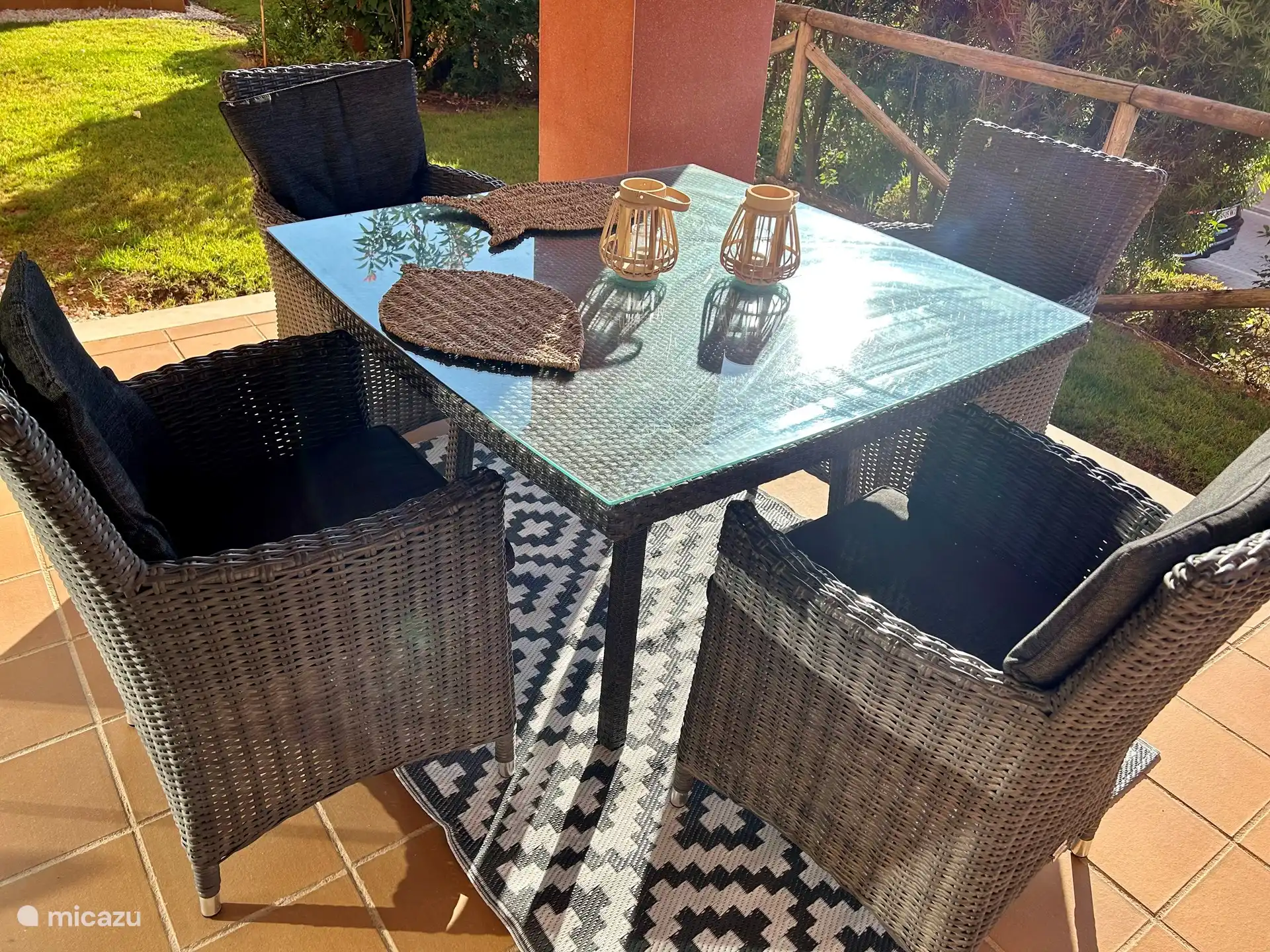 Casa Solina beschikt over 2 terrassen die tussen het groen van de aangelegde tuin liggen.