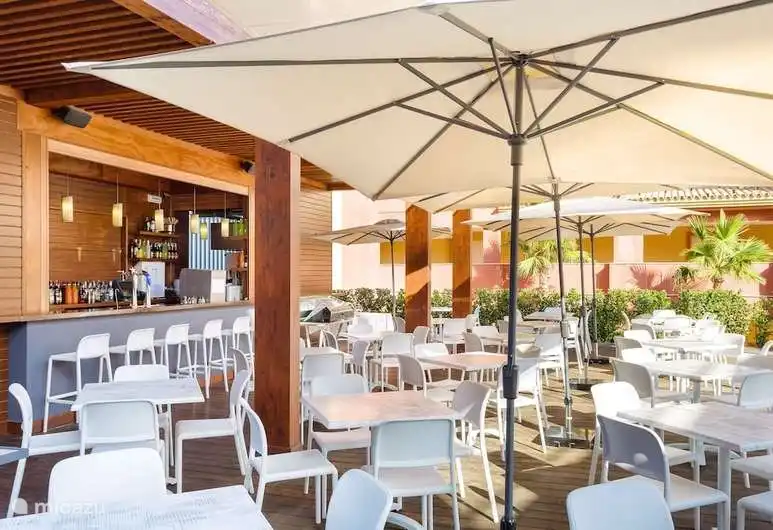 De poolbar waar je tussen 11 en 8 kunt eten en drinken