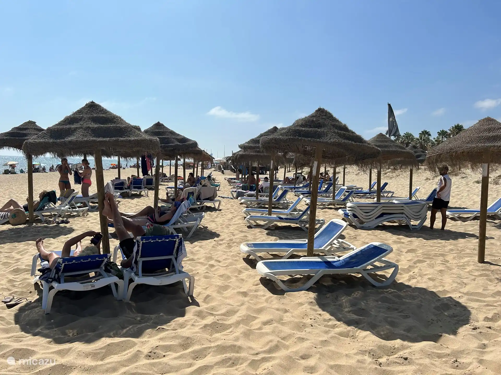 Van de ligbedden met parasol mogen de gasten van Casa Solina gratis gebruik maken op het strand van Islantilla