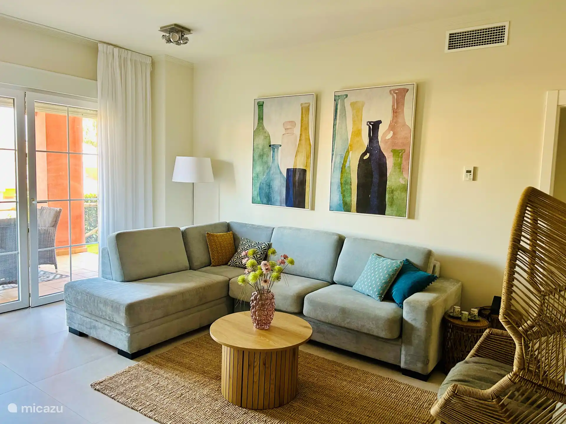 De lichte en ruime woonkamer
