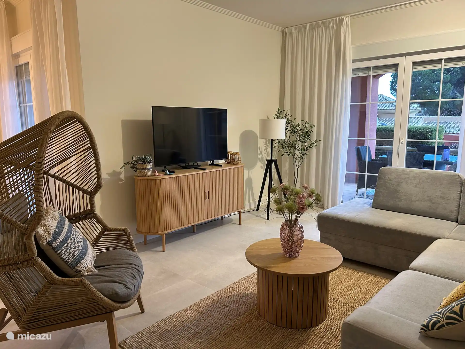 De gezellige woonkamer met smart-tv.
