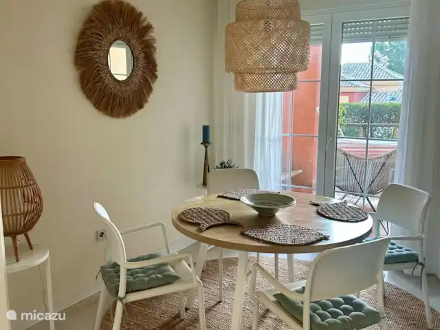 Location de Vacances Espagne, Andalousie, Islantilla, appartement - Casa Solina Le coin repas avec vue sur la terrasse et le jardin