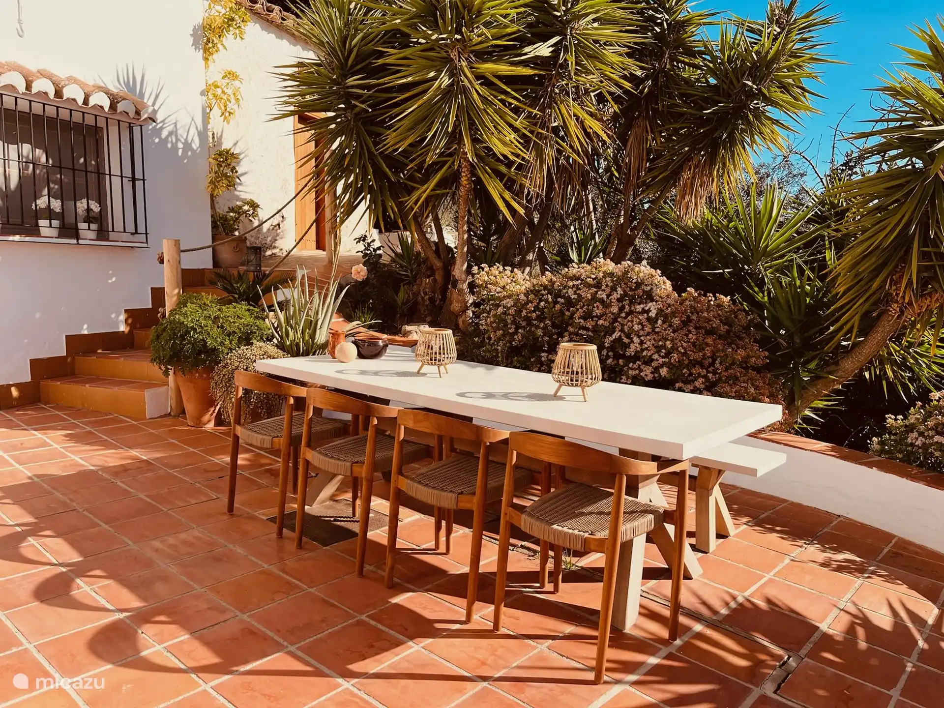 hoofdterras met eettafel