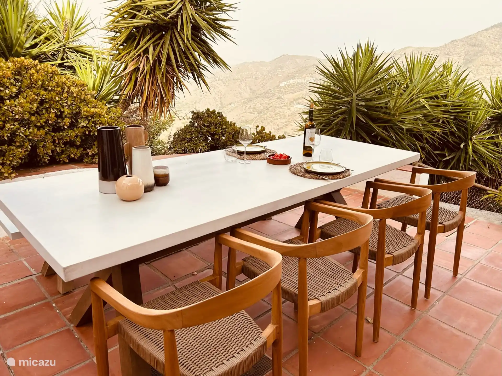 hoofdterras met eettafel