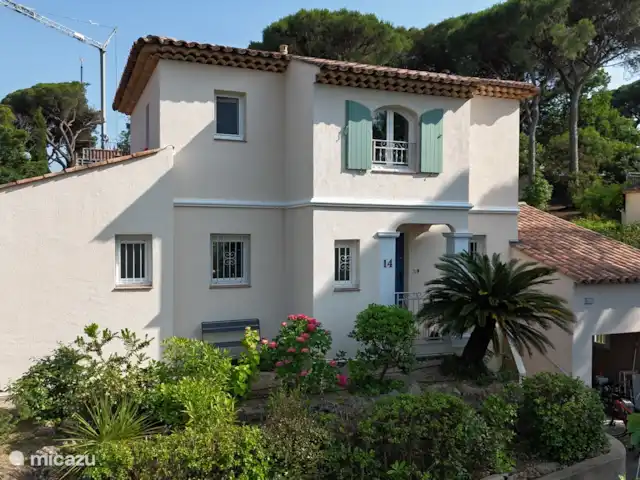 Villa Mont Cabasse en Francia, Costa Azul, Sainte-Maxime - villa Chalet delantero.  Completamente repintado