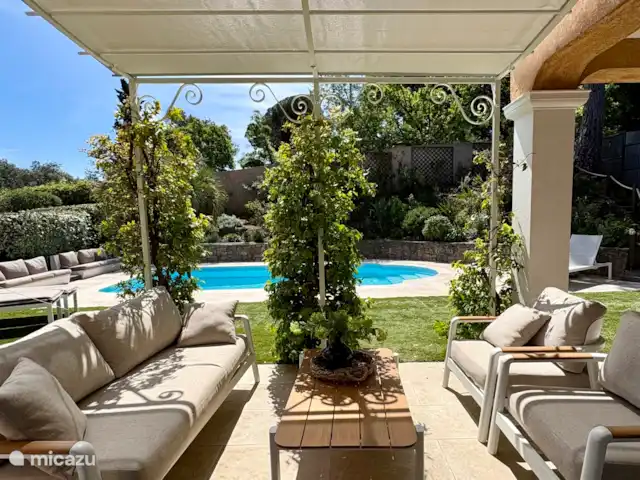 Villa Mont Cabasse en Francia, Costa Azul, Sainte-Maxime - villa Nuevo: cubierta elegante reemplazada por una vista a la piscina renovada