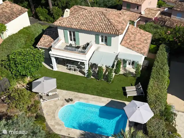 Villa Mont Cabasse en Francia, Costa Azul, Sainte-Maxime - villa El patio trasero completo con piscina y mucha privacidad.