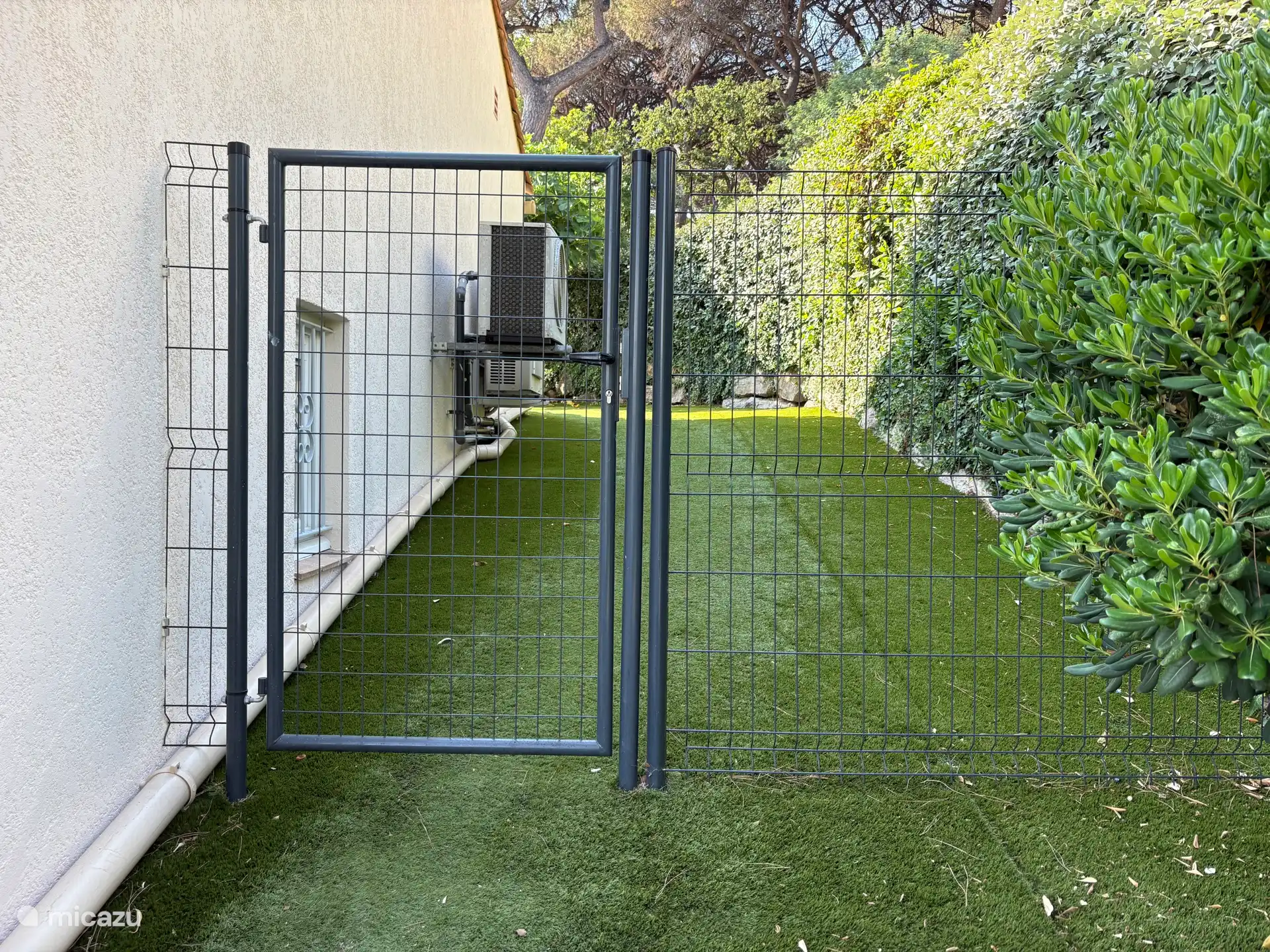 Accès avec porte verrouillable à la cour arrière. 