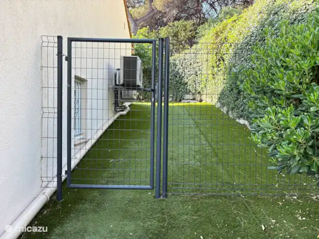 Villa Mont Cabasse en Francia, Costa Azul, Sainte-Maxime - villa Acceso con puerta con cerradura al patio trasero.