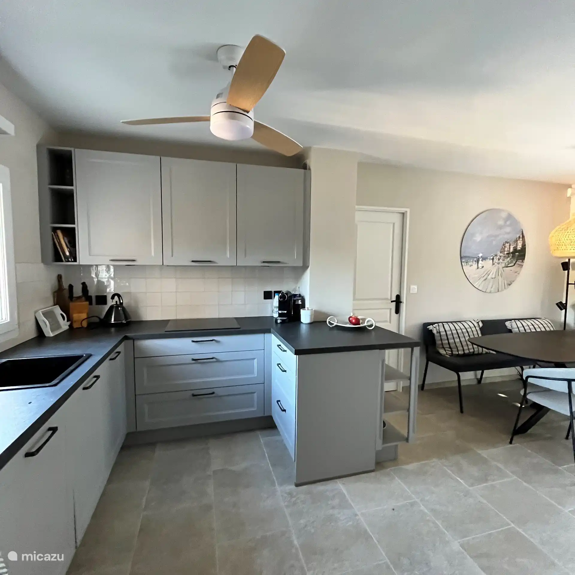 Vaste cuisine d’ambiance moderne