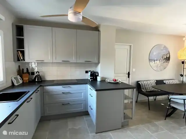 Villa Mont Cabasse en Francia, Costa Azul, Sainte-Maxime - villa Amplia cocina moderna y atmosférica